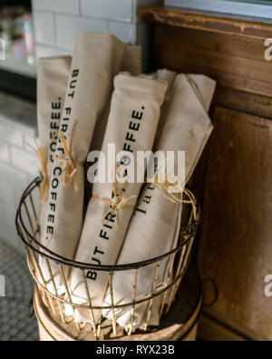 Baguette francesi avvolti in panni seduto in un cestello Foto Stock