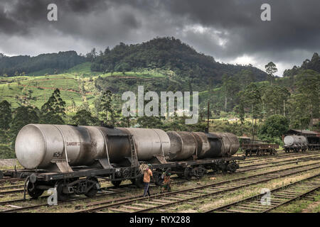 Un giovane a piedi lungo i binari di stazione Nanu-Oya, come tempesta c;louds raccogliere sulle colline nella provincia centrale dello Sri Lanka, utilizzando la linea ferroviaria lin Foto Stock