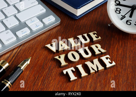 Il vostro tempo è prezioso da lettere di legno. Foto Stock