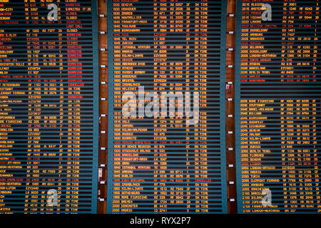 Aeroporto di Roissy-en-France (area di Parigi, Francia). Charles-de-Gaulle, conosciuto anche come aeroporto di Roissy. Scheda di partenza Foto Stock