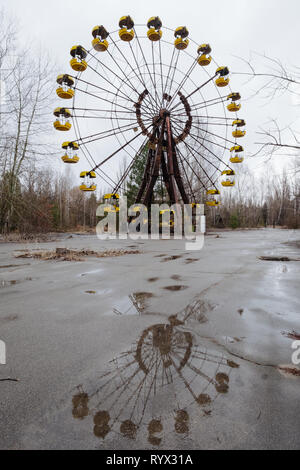 Ruota panoramica Ferris parte del mai aperto il parco di divertimenti in città abbandonate di pripjat, la centrale nucleare di Cernobyl disastro della zona di esclusione, Ucraina. Foto Stock