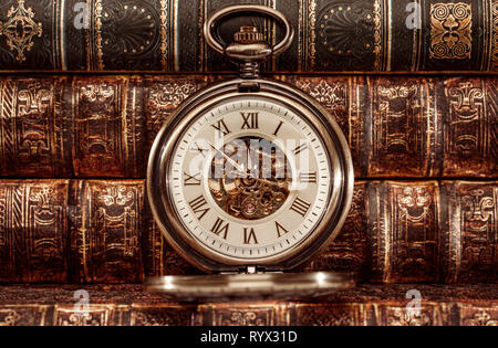 Antique quadrante di orologio di close-up. Vintage orologio da tasca. Foto Stock
