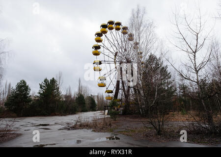 Ruota panoramica Ferris parte del mai aperto il parco di divertimenti in città abbandonate di pripjat, la centrale nucleare di Cernobyl disastro della zona di esclusione, Ucraina. Foto Stock