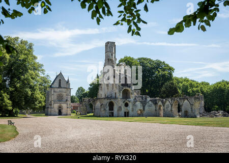 Fontaine-Chaalis (Francia settentrionale): Abbazia di Chaalis. St MaryÕs Cappella (ÒChapelle Sainte-Marie') e le rovine della chiesa abbaziale Foto Stock