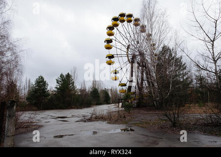 Ruota panoramica Ferris parte del mai aperto il parco di divertimenti in città abbandonate di pripjat, la centrale nucleare di Cernobyl disastro della zona di esclusione, Ucraina. Foto Stock