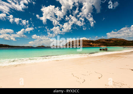 Hellfire Bay, Esperance, Australia -- il 9 febbraio 2018. Una donna si distingue per la sua barca ginocchio profondo in acqua a bella Hellfire Bay in Australia Foto Stock