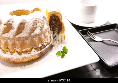 Fette di Marmo torta bundt dall' Austria sulla piastra bianca Foto Stock