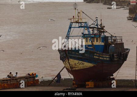 Primo piano della grande vecchia barca da pesca in drydock essendo riparato a Essaouira, Marocco Foto Stock