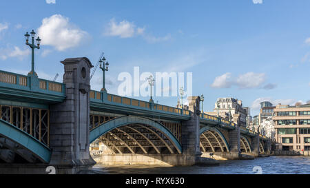 LONDON, Regno Unito - 11 Marzo : Blackfriars Bridge sul fiume Tamigi a Londra il 11 marzo 2019 Foto Stock