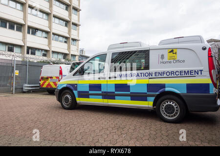 Home Office Immigration Enforcement furgone parcheggiato all'esterno di un edificio a Londra, Inghilterra, Regno Unito Foto Stock