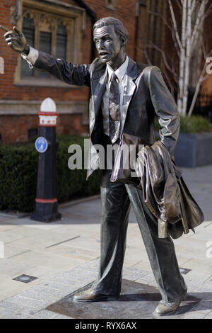 LONDON, Regno Unito - 11 Marzo : Statua di un lavoratore di ufficio salutando una cabina su John Carpenter Street vicino a Victoria Embankment a Londra il 11 marzo 2019 Foto Stock