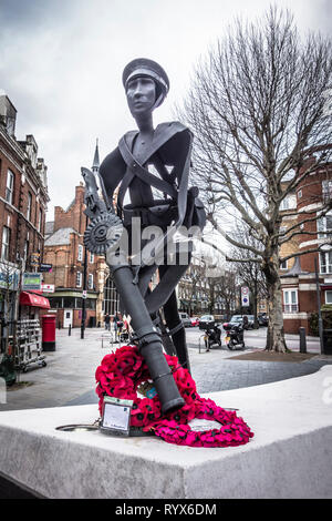 Statua di grado Seaman Albert Edward McKenzie, VC, in corrispondenza della giunzione del Tower Bridge Road, Decima Street & Bermondsey Street a Southwark, Londra, Regno Unito Foto Stock