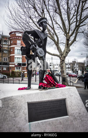 Statua di grado Seaman Albert Edward McKenzie, VC, in corrispondenza della giunzione del Tower Bridge Road, Decima Street & Bermondsey Street a Southwark, Londra, Regno Unito Foto Stock