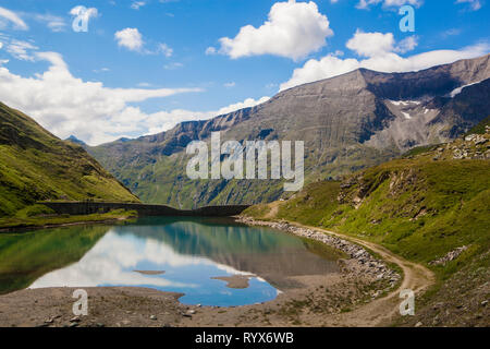 Lago alpino chiamato Nassfeld Speicher nel Parco Nazionale degli Alti Tauri in Austria Foto Stock