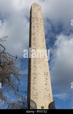 LONDON, Regno Unito - 11 Marzo : Vista del Cleopatra Needle a Londra il 11 marzo 2019 Foto Stock