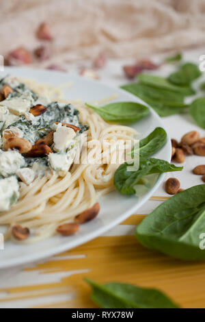 Pasta con spinaci e formaggio Foto Stock