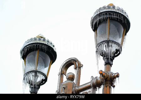 Bucarest, Romania - 27 Gennaio 2019: un lampione è ricoperto di ghiaccio dopo un inverno tempesta di ghiaccio, a Bucarest, in Romania. Foto Stock