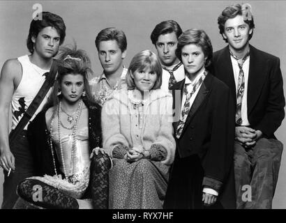 Rob Lowe, Demi Moore, Emilio Estevez, Mare Winningham, Judd Nelson, alleato Sheedy, Andrew Mccarthy Film: St. Elmo'S Fire (USA 1985) Carattere(s): Billy Hicks,Jules,Kirby Keger,Wendy Beamish,Alec Newbary,Leslie Hunter,Kevin Dolenz Direttore: Joel Schumacher 28 giugno 1985 CTN45139 Allstar Picture Library/COLUMBIA **AVVISO** Questa fotografia è per il solo uso editoriale e è il copyright di Columbia e/o il fotografo assegnato dal film o società di produzione e può essere riprodotto solo da pubblicazioni in congiunzione con la promozione del film di cui sopra. Un Credito a Columbia è req Foto Stock