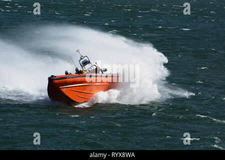 Beaumaris scialuppa di salvataggio su esercizio nelle vicinanze Beaumaris su Anglesey nel Galles del Nord Foto Stock