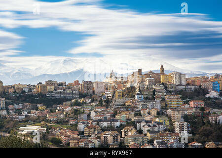 Chieti, una delle città più antiche in Abruzzo con la coperta di neve Maiella dietro Foto Stock