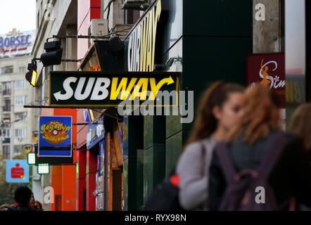 Bucarest, Romania - 10 Ottobre 2018: un logo della metropolitana ristorante fast food è visualizzato sul lato anteriore di un ristorante nel centro di Bucarest, Romania. Foto Stock