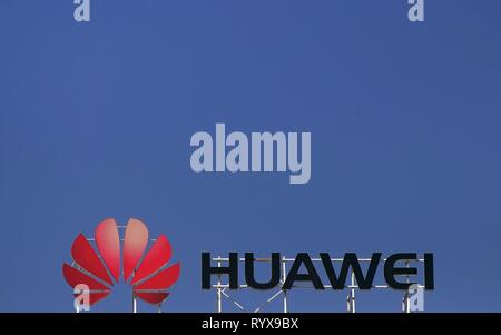 Bucarest, Romania - 10 Ottobre 2018: un logo di Huawei, Cinese di apparecchiature per telecomunicazioni, società viene visualizzato sulla parte superiore di un edificio, in Buch Foto Stock