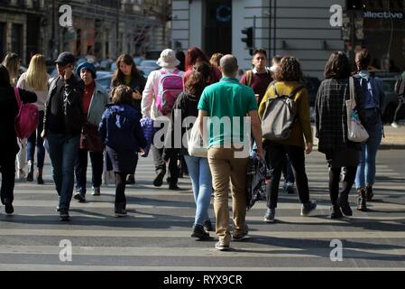 Bucarest, Romania - 10 Ottobre 2018: pedoni attraversare la strada a Nicolae Balcescu Boulevard a Bucarest, in Romania. Questa immagine è per editoriale u Foto Stock