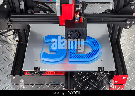 Rosso nero stampante 3D stampa logo blu simbolo sul metallo della piastra di diamante, la tecnologia del futuro concetto moderno sfondo Foto Stock