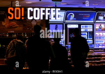 Bucarest, Romania - 10 Ottobre 2018: una caffetteria 'SO! Caffè", appartenente alla francese Lagardère Group, è stato aperto nel passaggio di università in BU Foto Stock