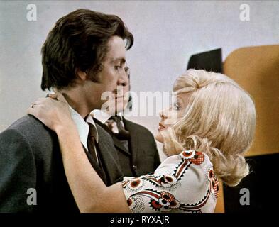 ERIC IDLE, CAROL CLEVELAND, e ora qualcosa di completamente diverso, 1971 Foto Stock