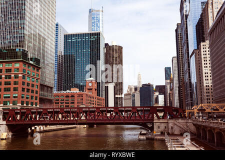 Il fiume e la città vista dal ponte nel centro città di Chicago, Illinois, Stati Uniti d'America Foto Stock