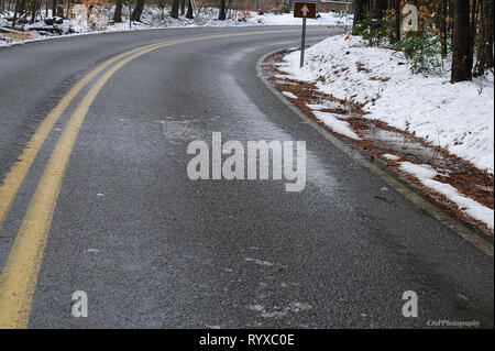 Strada curva dopo la caduta di neve Foto Stock