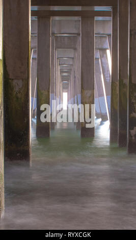 Una mattina guardare sotto Jennette è pier in Nag Testa, North Carolina, nella Outer Banks. Foto Stock