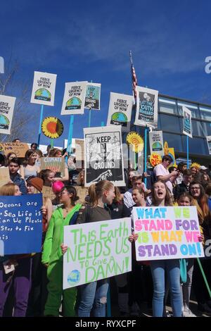 La gioventù e i sostenitori si sono riuniti presso il clima globale sciopero nel rally di Eugene, Oregon, Stati Uniti d'America.
