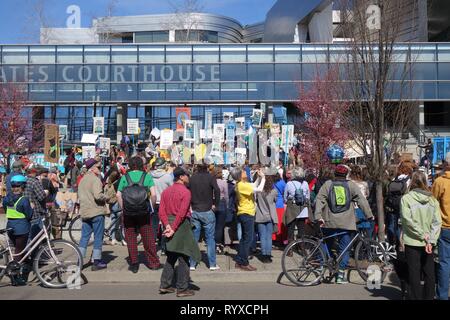 La gioventù e i sostenitori si sono riuniti presso il clima globale sciopero nel rally di Eugene, Oregon, Stati Uniti d'America.