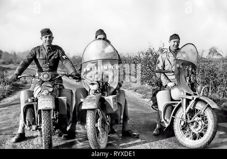 Fotografie personali e cimeli della lotta contro gli americani durante la Seconda Guerra Mondiale. La polizia militare su motocicli. Foto Stock