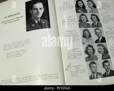 Vittime di Guerra in Bristol Scuola di alta classe di 1942 e molti altri annuari in tutta l'America durante la Seconda Guerra Mondiale. Foto Stock