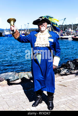 Alan Moyse Town Crier accoglie favorevolmente la nave di crociera i visitatori per due volte nella baia del porto di Eden Foto Stock