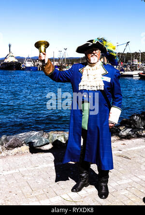 Alan Moyse Town Crier accoglie favorevolmente la nave di crociera i visitatori per due volte nella baia del porto di Eden 2 Foto Stock