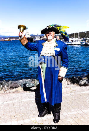 Alan Moyse Town Crier accoglie favorevolmente la nave di crociera i visitatori per due volte nella baia del porto di Eden 4 Foto Stock