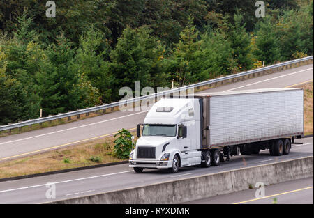 Big Rig long haul popolare cofano bianco comodo semi carrello il trasporto di surgelati e refrigerati in cargo full size refrigerati semi rimorchio in esecuzione su Foto Stock