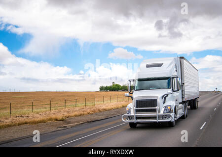 Mod design bianco elegante big rig long haul semi carrello con la protezione della griglia il trasporto di surgelati e refrigerati in cargo full size refrigerati semi rimorchio m Foto Stock