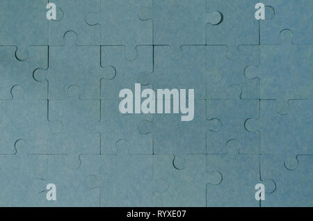 Finito di blue jigsaw puzzle con copia spazio. La strategia aziendale il lavoro di squadra e di problem solving concetto. Foto Stock