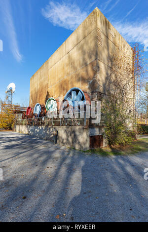 Duisburg - Close-Up industriali ventilatori arrugginiti nei colori rosso e blu e verde a Landschaftspark Duisburg-Meiderich della Renania settentrionale-Vestfalia, Germania Foto Stock