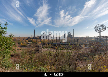 Duisburg - Vista dalla collina di ex mulino di acciaio e il vento ruota a Landschaftspark Duisburg-Meiderich della Renania settentrionale-Vestfalia, Germania, Duisburg, 18.1 Foto Stock