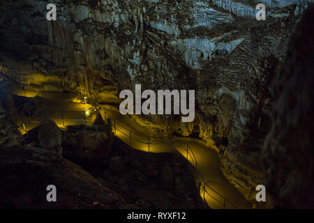 Speleothems in solutional grotte carsiche. Emine-Bair-Khosar Foto Stock