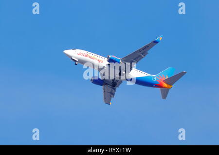 Un Boeing 737 gestito da Jet2 Hoilidays, rappresenta un approccio finale all'Aeroporto Internazionale di Leeds Bradford Foto Stock