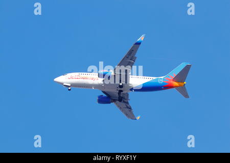 Un Boeing 737 gestito da Jet2 Hoilidays, rappresenta un approccio finale all'Aeroporto Internazionale di Leeds Bradford Foto Stock