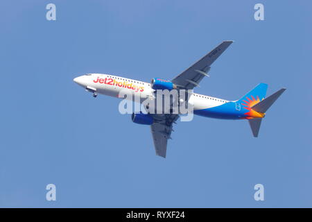 Un Boeing 737 gestito da jet2 Holidays, rappresenta un approccio finale all'Aeroporto Internazionale di Leeds Bradford Foto Stock