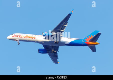 Un getto 2 Boeing 757 G-LSAK sull approccio finale all'Aeroporto Internazionale di Leeds Bradford Foto Stock